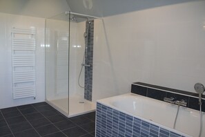 Ensemble douche/baignoire, sèche-cheveux, serviettes fournies, savon