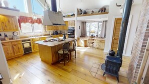 Réfrigérateur, four à micro-ondes, un four, surface de cuisson