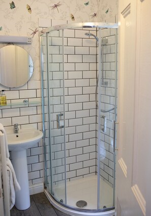 Contemporary Double (Room 4) | Bad | Dusj, regndusjhode, hårføner og badekåper