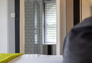 Superior King Size (Room 7) | Baño | Regadera, regadera tipo lluvia, secadora de cabello, batas 