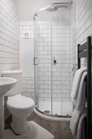 Bathroom shower - Norbury House (Ilfracombe)