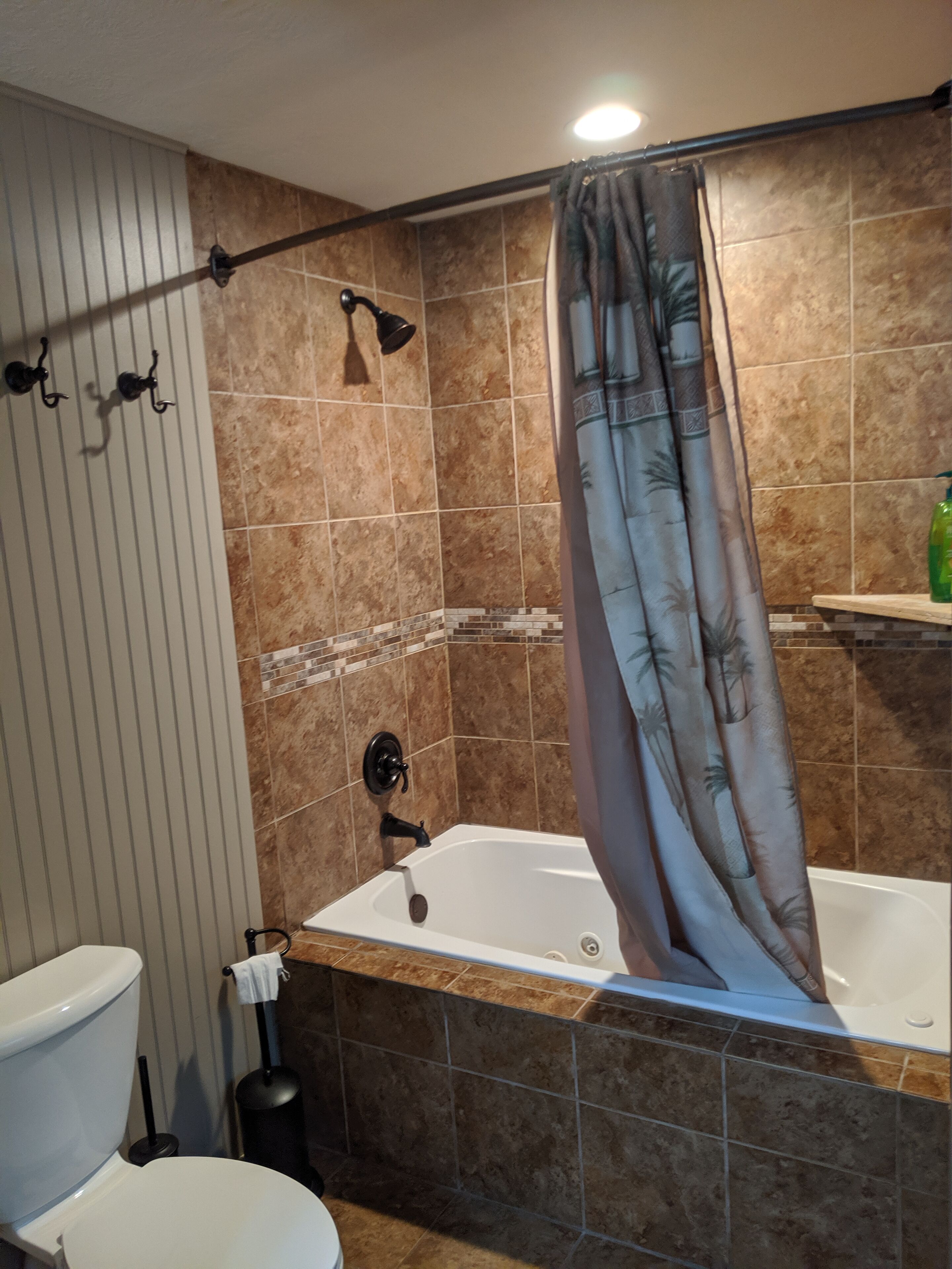 Ensemble douche/baignoire, serviettes fournies, savon, shampoing