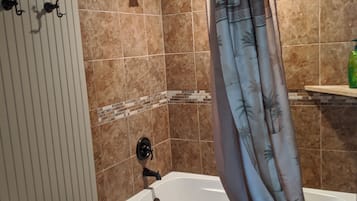 Ensemble douche/baignoire, serviettes fournies, savon, shampoing