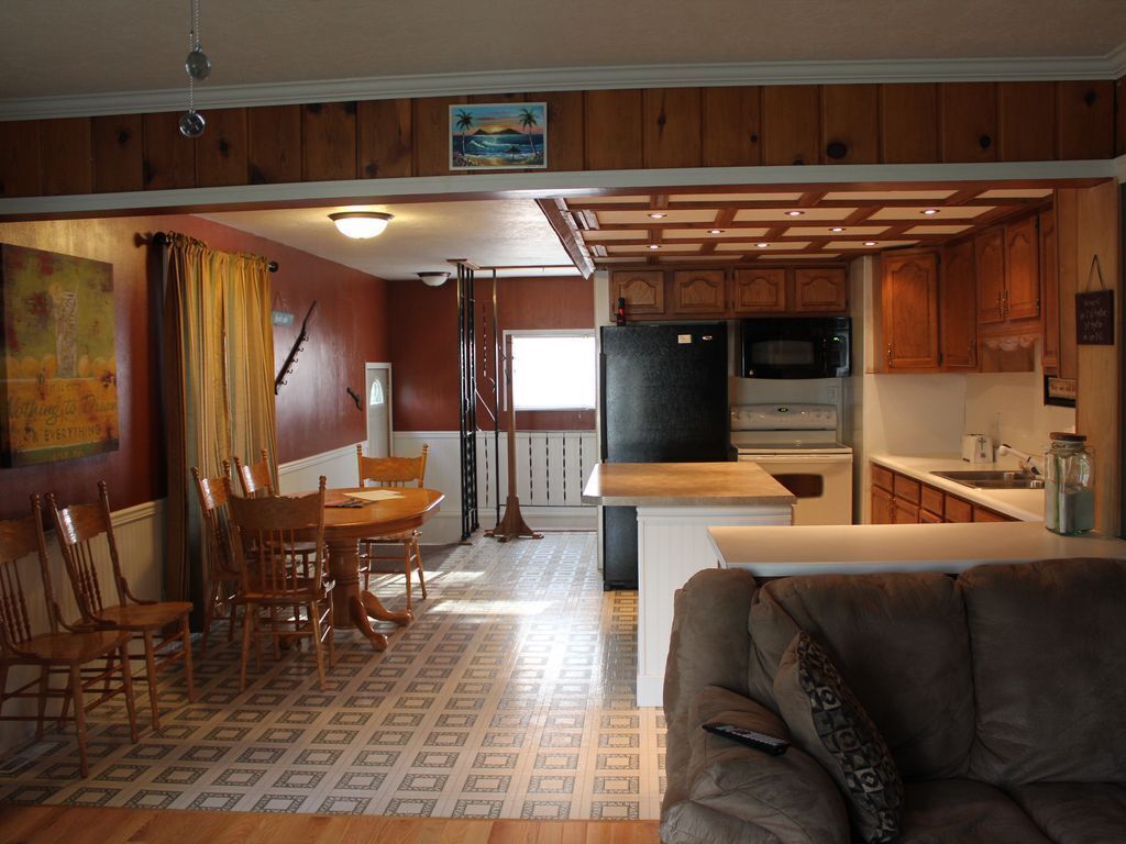 Un espacio habitable compacto con comedor, cocina y sofá.