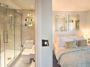 Double or Twin Room, 1 Double or 2 Twin Beds | Egyptian cotton sheets, premium bedding, blackout drapes - Number One Port Hill (Hertford)