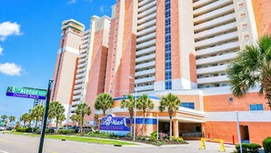Un hôtel à plusieurs étages, reconnaissable à son grand panneau « Bay Watch », situé sur la 28e avenue Sud, à Crescent Beach.