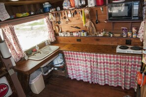 Fridge, microwave, oven, coffee/tea maker