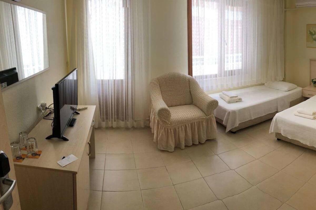 1 slaapkamer, een kluis op de kamer, een bureau, babybedden