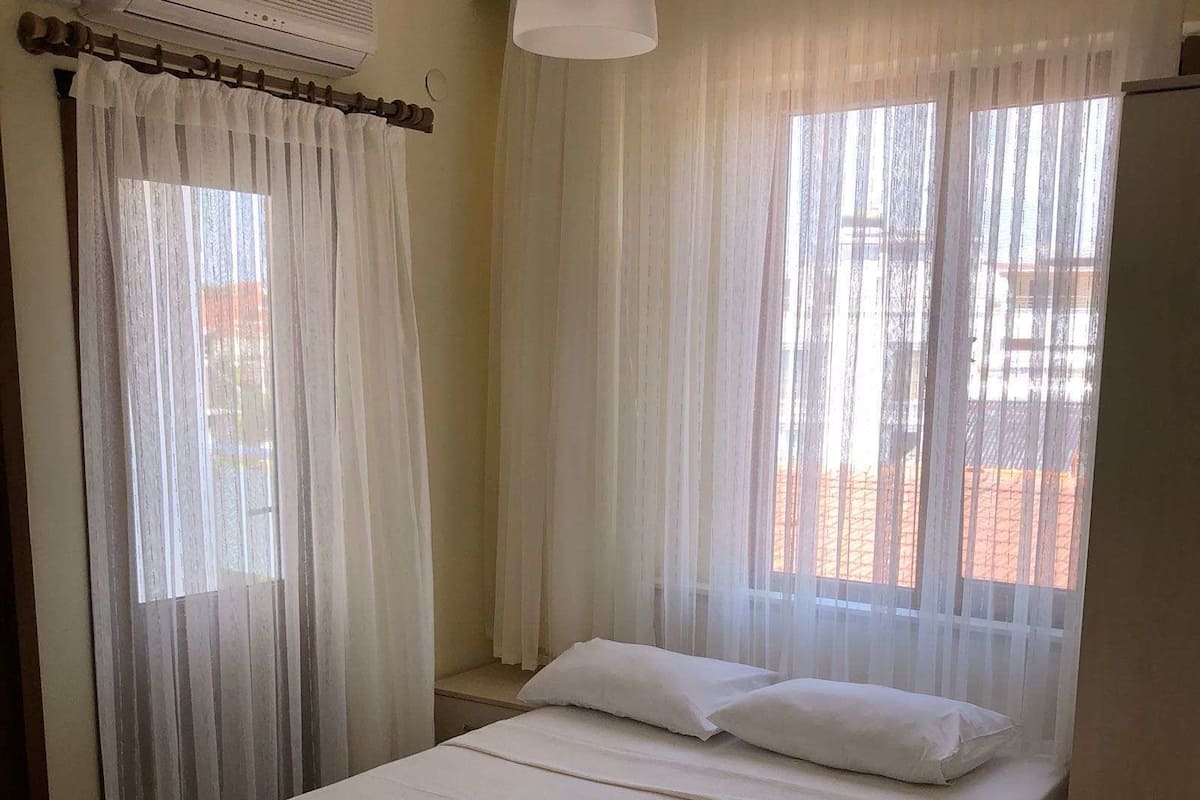 1 slaapkamer, een kluis op de kamer, een bureau, babybedden
