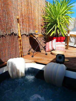 Outdoor spa tub