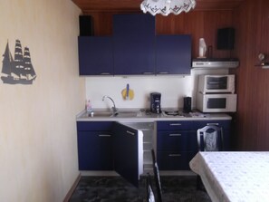 Een koelkast, een magnetron, een oven, een kookplaat