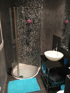 Baignoire, sĂšche-cheveux, serviettes fournies, savon