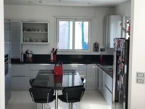 Frigorifero, microonde, forno, piano cottura