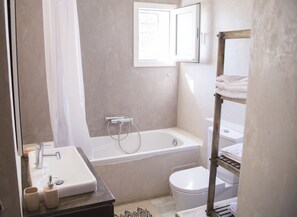 Deluxe Apartment, City View | Bathroom | Bathtub, deep-soaking bathtub, bathrobes, towels - The Perfect Spot (La Marsa)