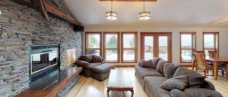 Een televisie, een open haard, boeken en een muziekbibliotheek