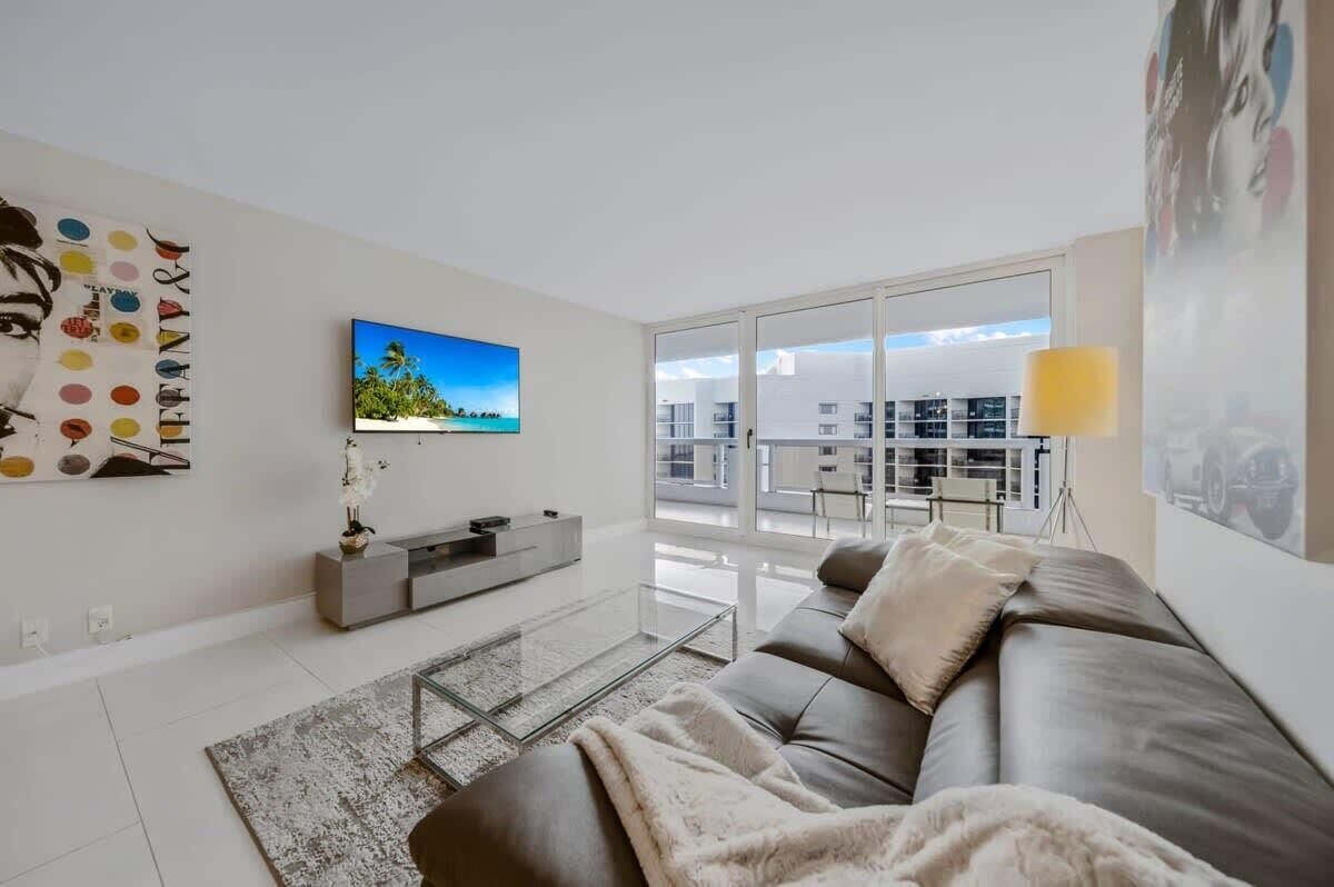 Televisión y oficina 