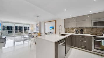 Refrigerador, microondas, horno y parrilla de estufa