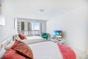 1 habitación, escritorio, tabla de planchar con plancha y cuna de viaje 