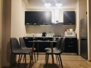 Apartment (M2) | Eigene Küche | Kühlschrank, Mikrowelle, Ofen, Herdplatte