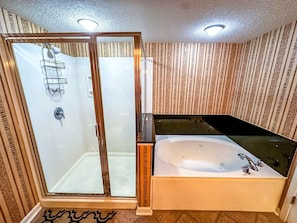 Douche, baignoire Ă remous, serviettes fournies