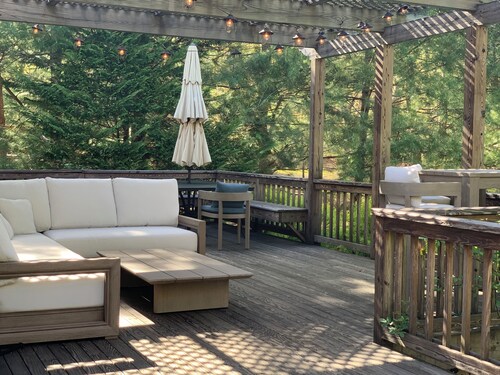 East Hampton slice of heaven with heated pool and 3 minute drive to village.