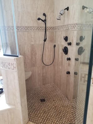 مناشف، صابون، ورق حمّام