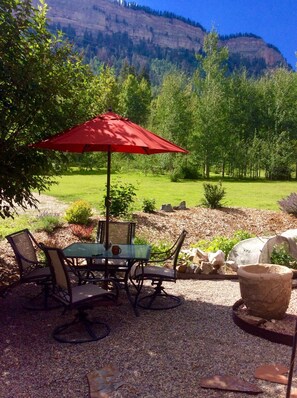 Outdoor dining - Unique, 2 bdrm/2 bath mountain home. Sleeps 5. Views & close to Durango & Purg (Durango)
