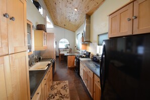 Fridge, microwave, oven, stovetop - Unique, 2 bdrm/2 bath mountain home. Sleeps 5. Views & close to Durango & Purg (Durango)
