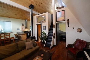 TV, DVD player, books, video library - Unique, 2 bdrm/2 bath mountain home. Sleeps 5. Views & close to Durango & Purg (Durango)