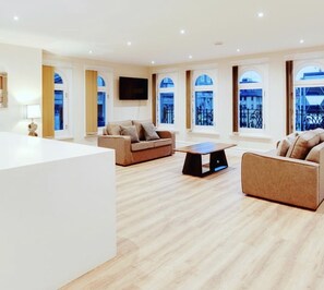 Full-sized fridge, microwave, oven, stovetop -  iStay Liverpool 1 Water Street Apartments (Liverpool)