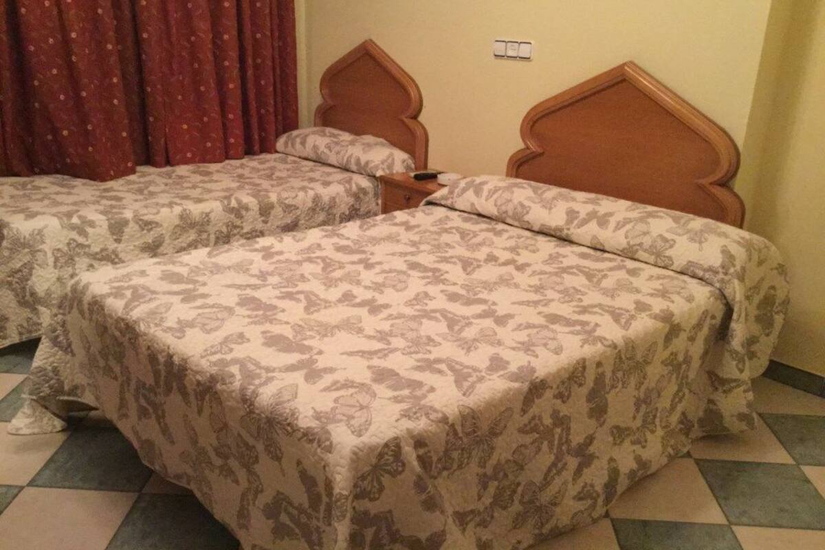 Habitación doble | Escritorio, cunas gratuitas, wifi gratis y ropa de cama