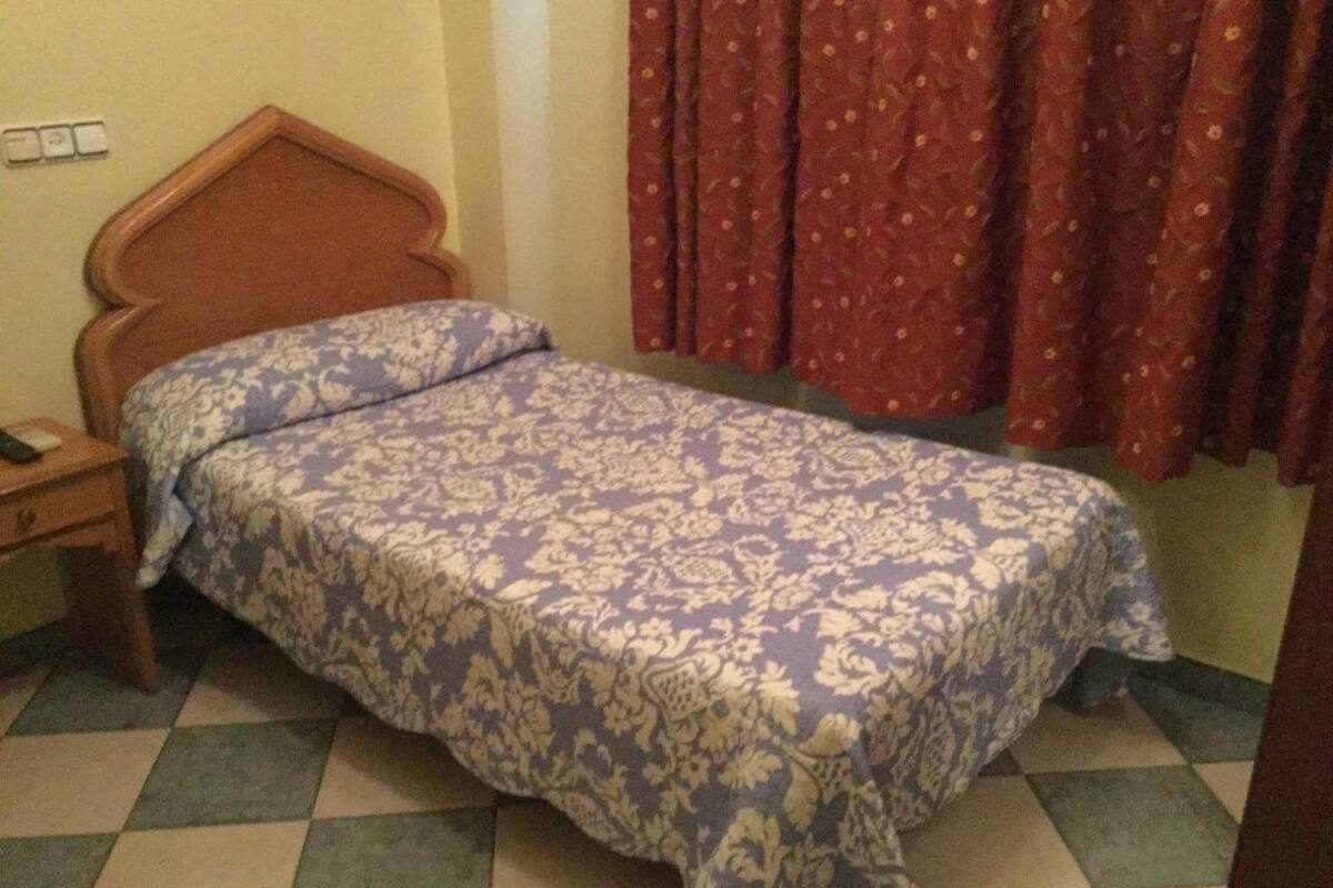 Habitación individual | Escritorio, cunas gratuitas, wifi gratis y ropa de cama