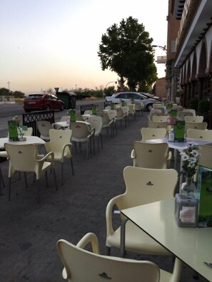 Terrace/patio - Hotel Restaurante Montserrat (Pinos Puente)