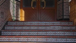 Unos escalones que conducen a una puerta con un letrero que dice "PENSION".