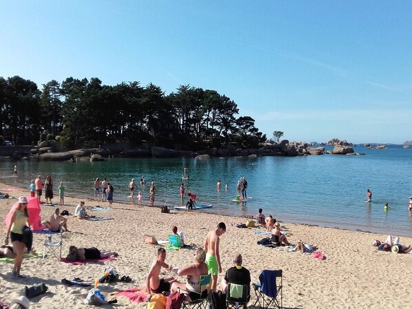 Una spiaggia nelle vicinanze