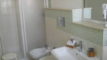 Camera Superior, vista città | Bagno | Set di cortesia gratuito, asciugacapelli, bidet, asciugamani