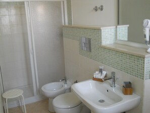 Camera Superior, vista città | Bagno | Set di cortesia gratuito, asciugacapelli, bidet, asciugamani
