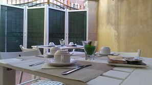 Tägliches inbegriffenes Frühstücksbuffet