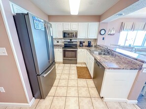 Frigorífico, microondas, horno y placa de cocina