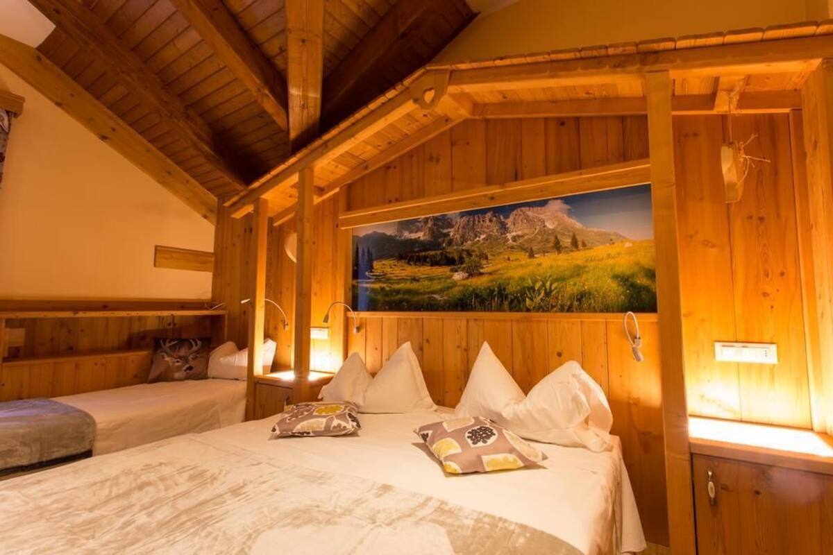Phòng 3 | Trang trí khác biệt, trang bị nội thất với thiết kế riêng biệt, bàn