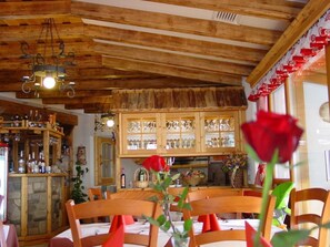 Bữa sáng buffet hàng ngày (8 EUR/mỗi người) 