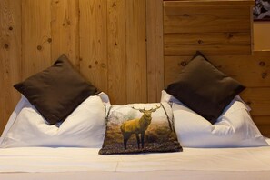 Phòng đôi | Trang trí khác biệt, trang bị nội thất với thiết kế riêng biệt, bàn 