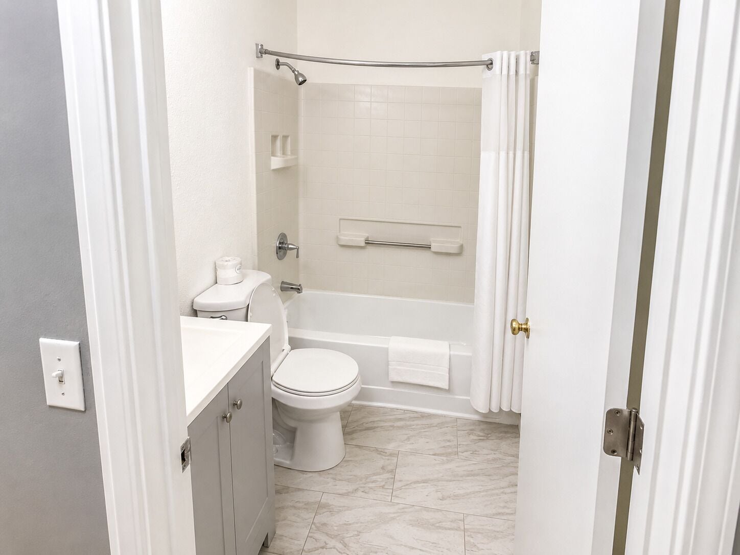 A bathroom with a toilet, sink, and bathtub.