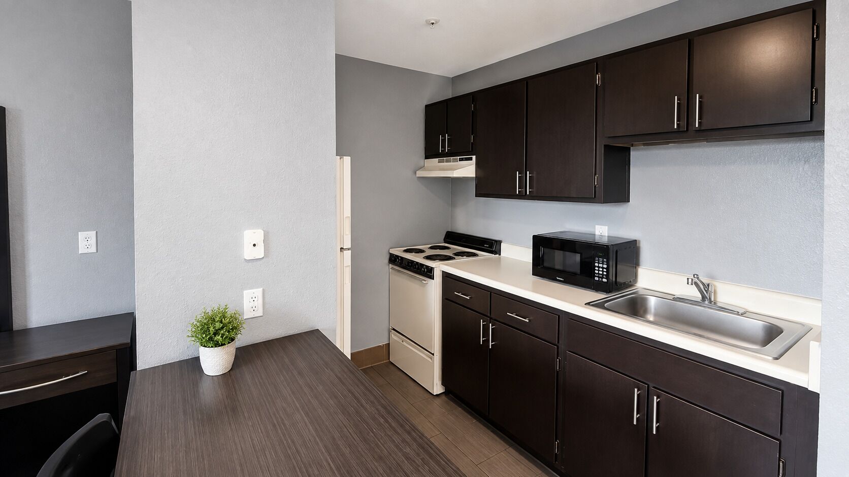 Basic Room, 1 Queen Bed, Non Smoking | Private kitchen