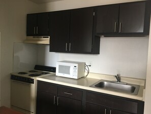 Een koelkast, een microgolfoven, een oven, een kookplaat