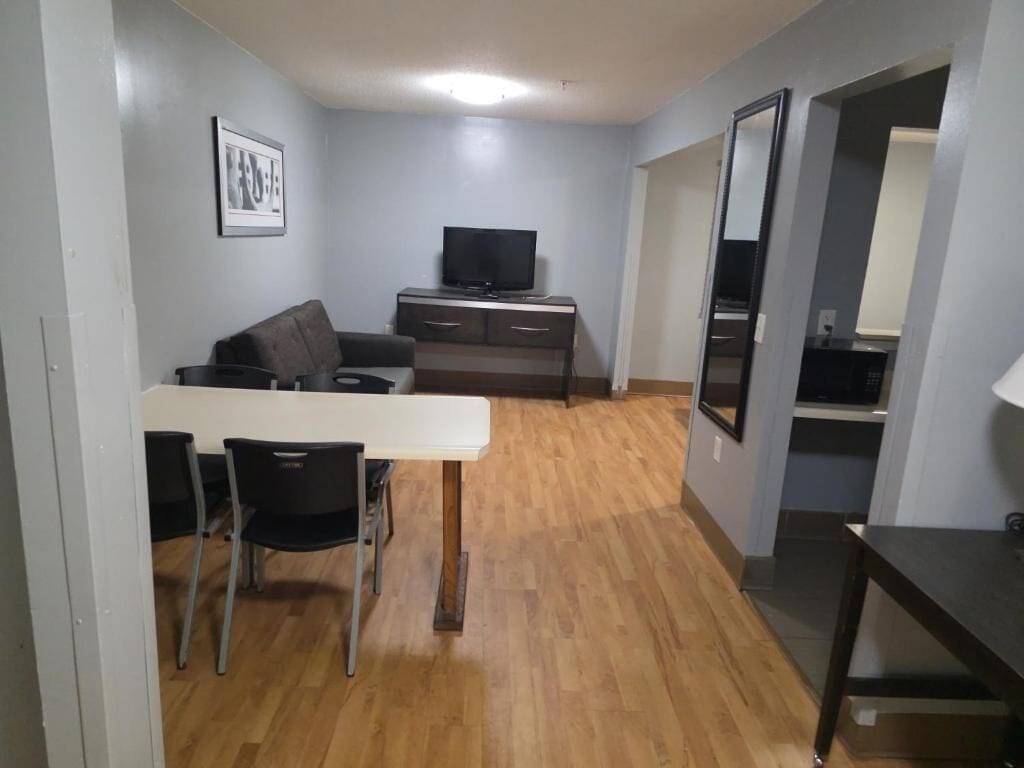 Muebles diferentes, cortinas blackout, wifi gratis y ropa de cama 