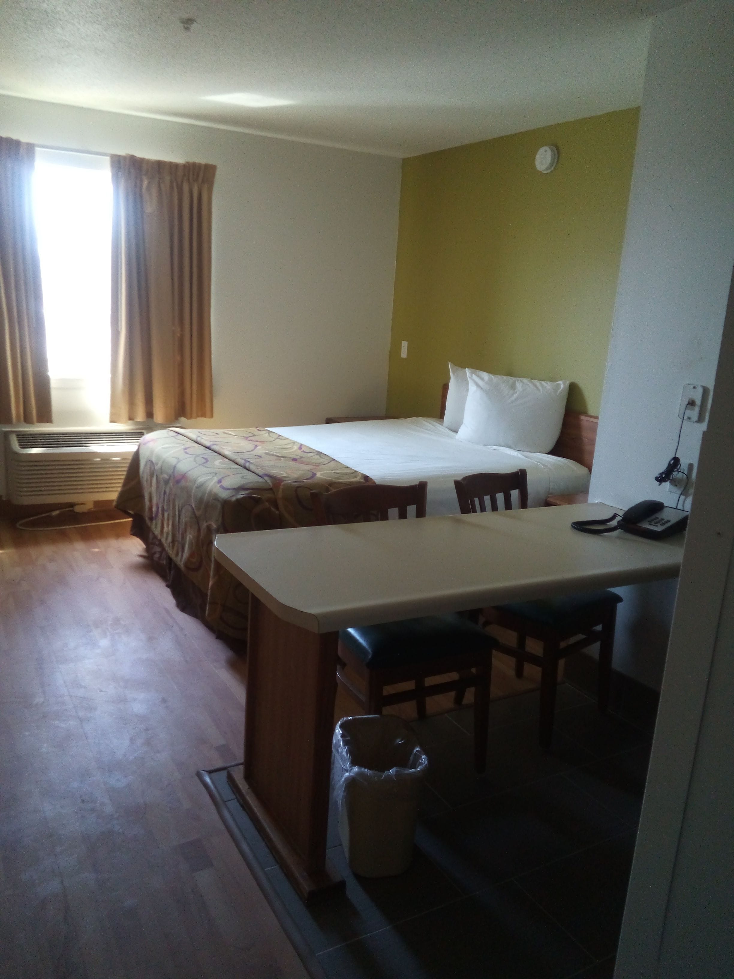 basic room, 1 queen bed, non smoking | individually furnished, blackout curtains, free wifi, bed sheets