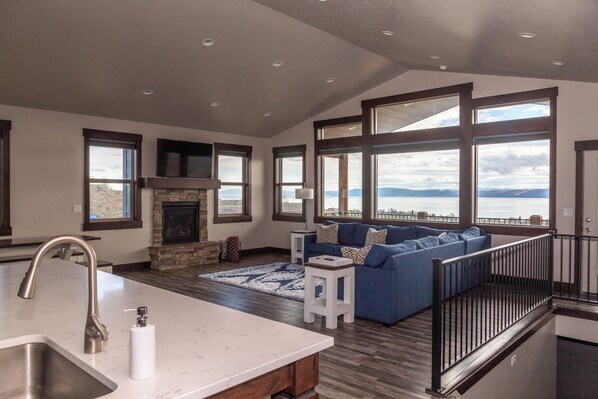 تلفزيون ذكي، مدفأة، ألعاب فيديو، مشغل دي في دي