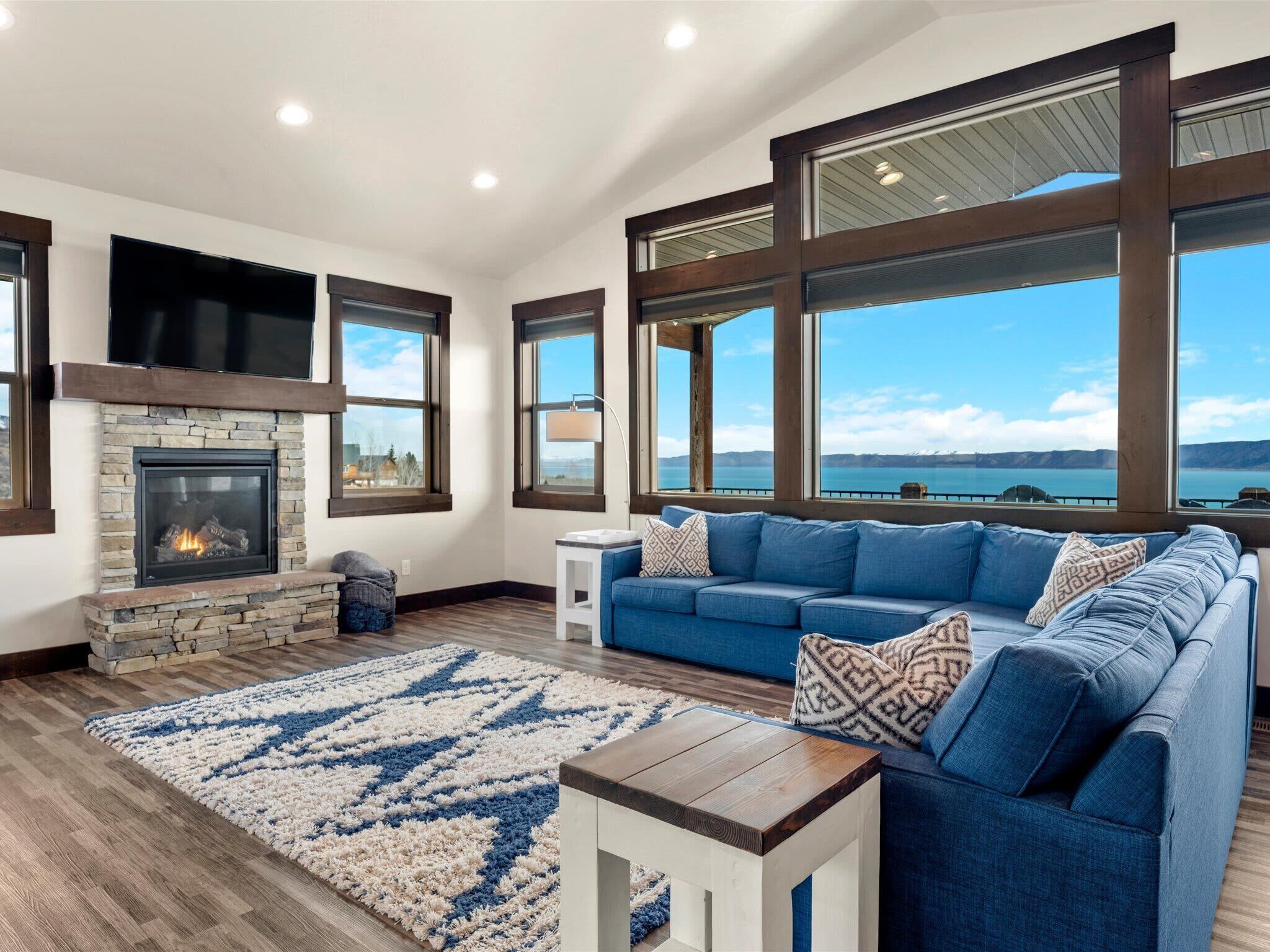 Smart TV, chimenea, videojuegos y reproductor de DVD 