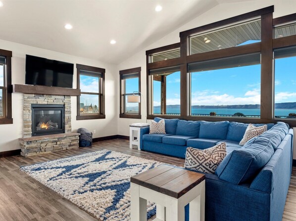 Téléviseur connecté, foyer, jeux vidéo, lecteur de DVD